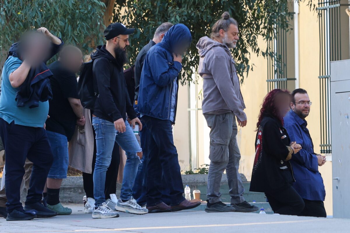 Απάτη σε βάρος του ΕΦΚΑ: Αρνήθηκαν την εμπλοκή τους ο Φίλιππος Καμπούρης και η σύζυγός του – Συνεχίζονται οι απολογίες των κατηγορουμένων