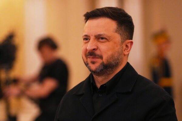 Ο Ζελένσκι υποστηρίζει ότι οι Ρώσοι έπληξαν εργοστάσιο και άλλες υποδομές μετά την ανακοίνωση «ενεργειακής εκεχειρίας» από τον Τραμπ