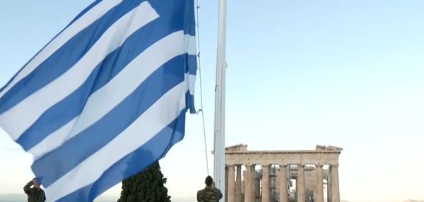 Επέτειος απελευθέρωσης της Αθήνας: Έπαρση της ελληνικής σημαίας στον ιερό βράχο της Ακρόπολης