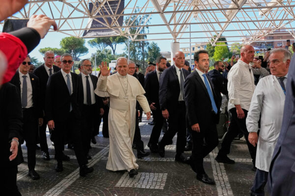 Στο νοσοκομείο για επέμβαση στον πνεύμονα ο Πάπας Λέων – Η πρόγνωση για την κατάσταση της υγείας του