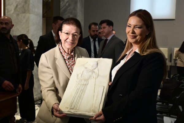 Είκοσι δύο ελληνικές αρχαιότητες επέστρεψαν από το Ισραήλ – Μενδώνη: «Η προστασία της πολιτιστικής κληρονομιάς προϋποθέτει διεθνή συνεργασία»