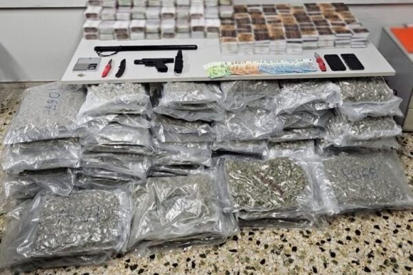 Καβάλα: Δύο συλλήψεις για διακίνηση ναρκωτικών – Εντοπίστηκαν σε φορτηγό 174 κιλά κάνναβης