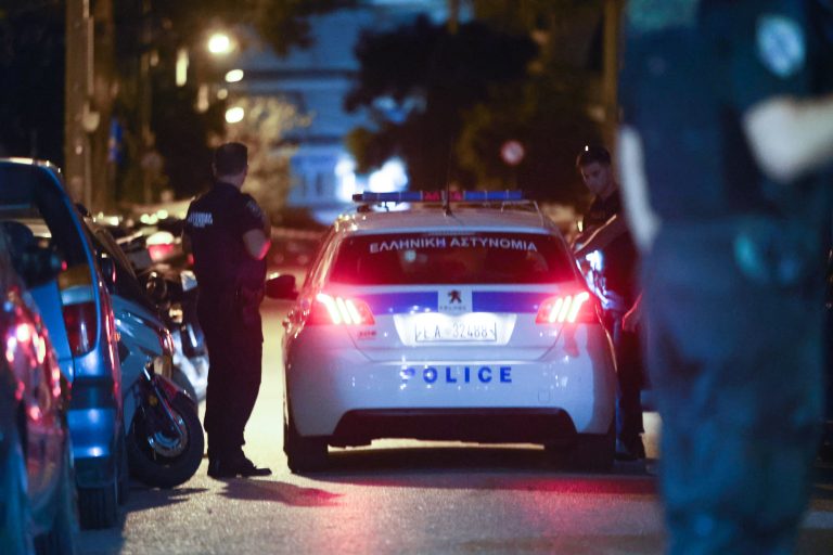 Ελευσίνα: Προσωρινά κρατούμενοι οι δύο κατηγορούμενοι για την επίθεση με μαχαίρι στον 32χρονο