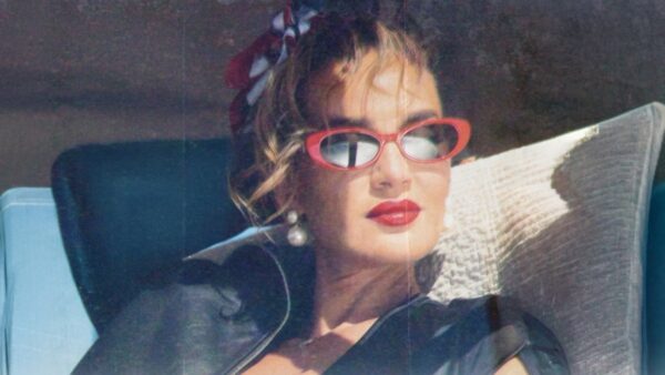 Ρία Ελληνίδου: Γίνεται pin-up girl και τραγουδά «Δέκα σαν εσένα» στο νέο της βίντεο κλιπ!
