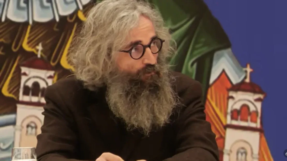 Άρης Σερβετάλης: Νέα εμφάνιση με μακριά γκρίζα μαλλιά και μούσια – Η εξομολόγηση για την πίστη και τη σύζυγό του