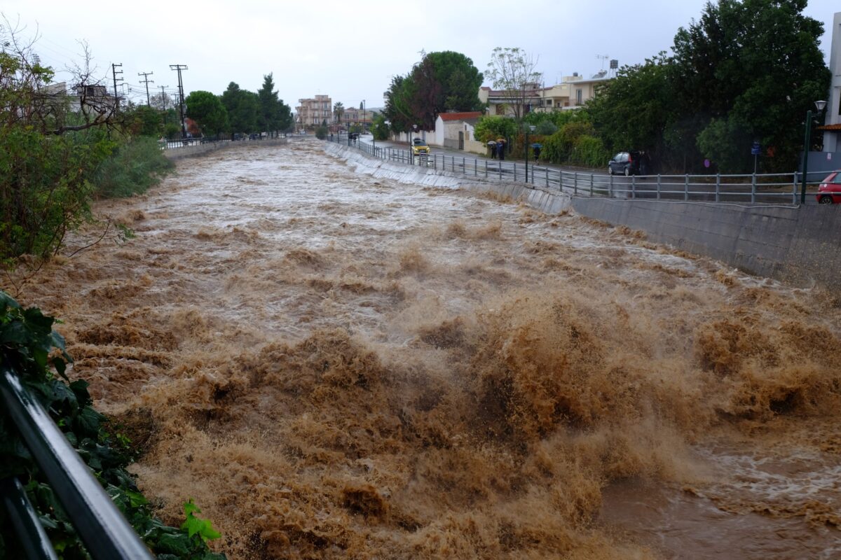 Βαρύ το αποτύπωμα της κακοκαιρίας σε Ρόδο, Εύβοια και Σποράδες: Εικόνες καταστροφής και δρόμοι κομμένοι στα δύο – Αγώνας για την αποκατάσταση των ζημιών