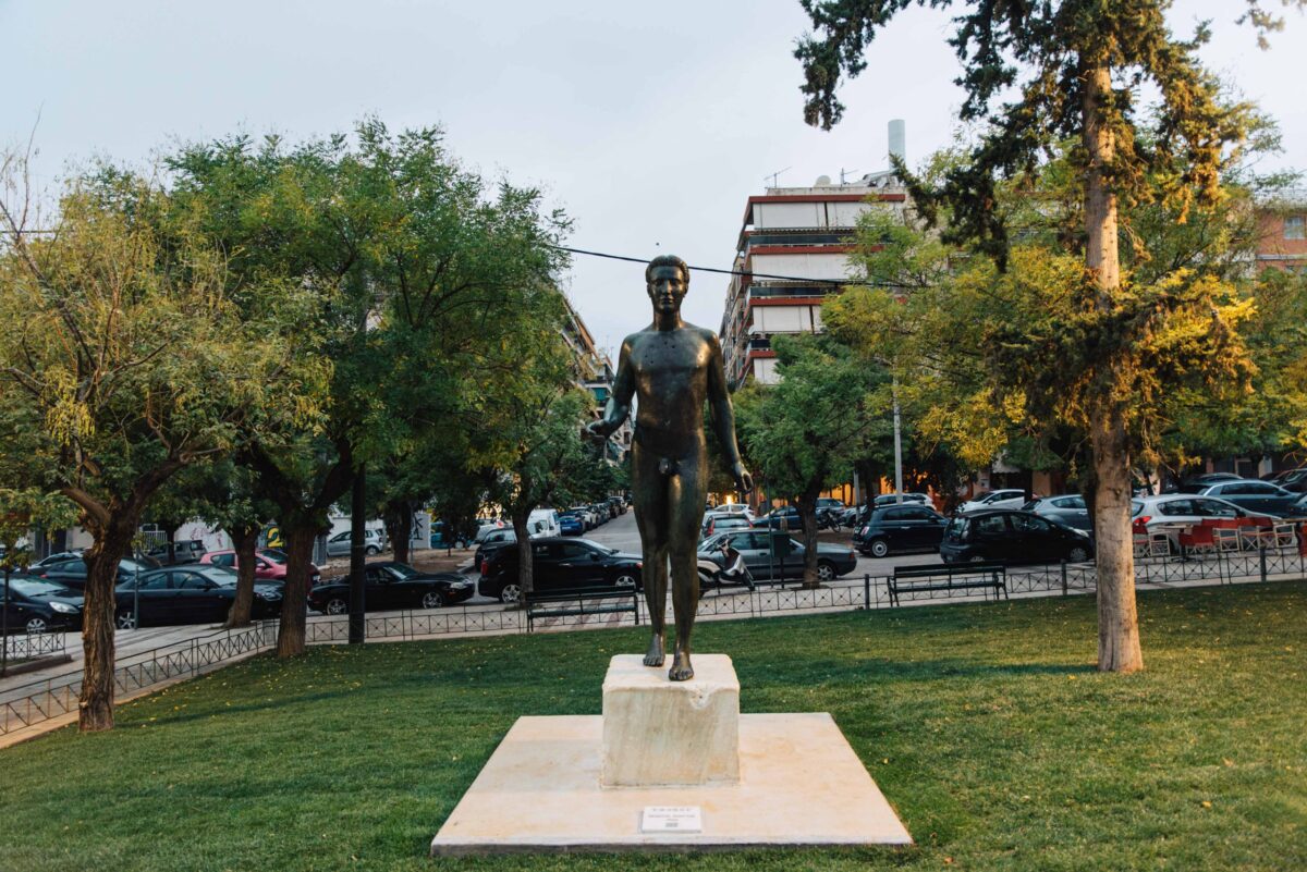 Το εμβληματικό γλυπτό «Έφηβος» βρήκε τη θέση του στην πλατεία Αγίου Σώστη
