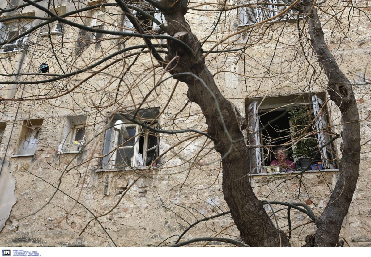 Κυψέλη: Δίδυμα δύο ετών βρέθηκαν μόνα τους σε διαμέρισμα – Συνελήφθη η μητέρα τους