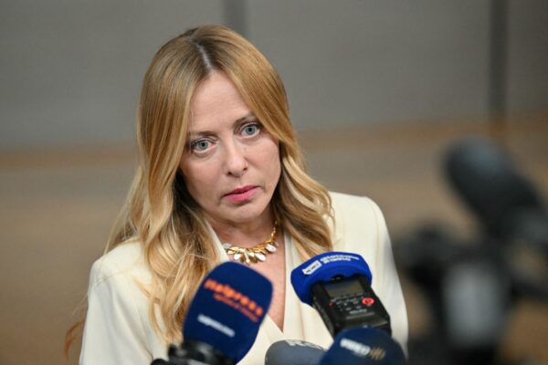 Μελόνι: Το να διαδηλώνεις αποτελεί δικαίωμα, το να καταστρέφεις τις πόλεις όχι