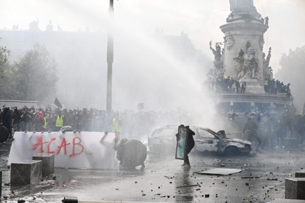 Μαρτυρία Έλληνα στο ΕΡΤnews από το Παρίσι: «Φωτιές και δακρυγόνα σε όλη την πόλη – Τρόμαξα με όσα είδα»