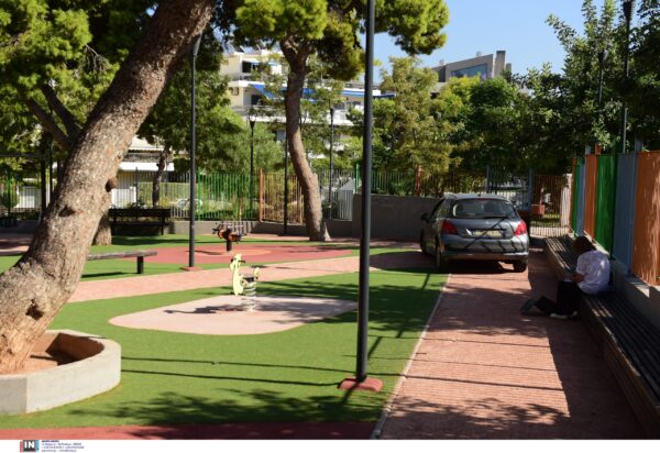 Μενίδι: Συνελήφθη 25χρονος που έπεσε με το αυτοκίνητό του σε περίφραξη παιδικής χαράς