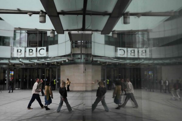 Το BBC κλείνει δύο τηλεοπτικά κανάλια και έναν ραδιοφωνικό σταθμό – Περικοπές έως 2.000 θέσεων εργασίας