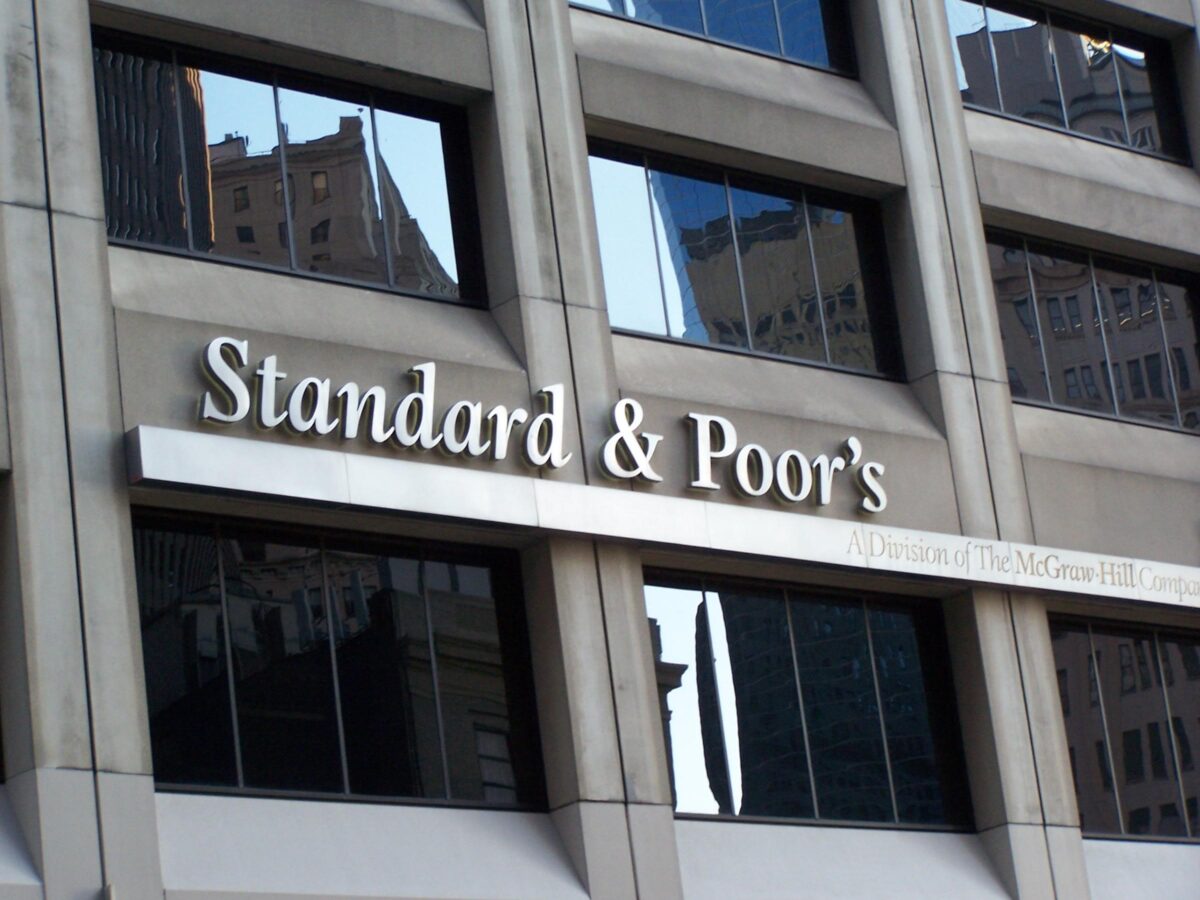 Ελληνική οικονομία: Τεστ από την S&P μέσα στη γαλλική καταιγίδα