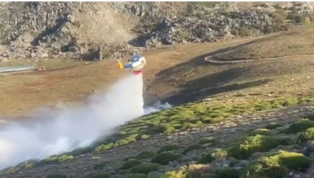 Πυρκαγιά στα 1100 μέτρα, στα σύνορα Χανίων – Ρεθύμνου