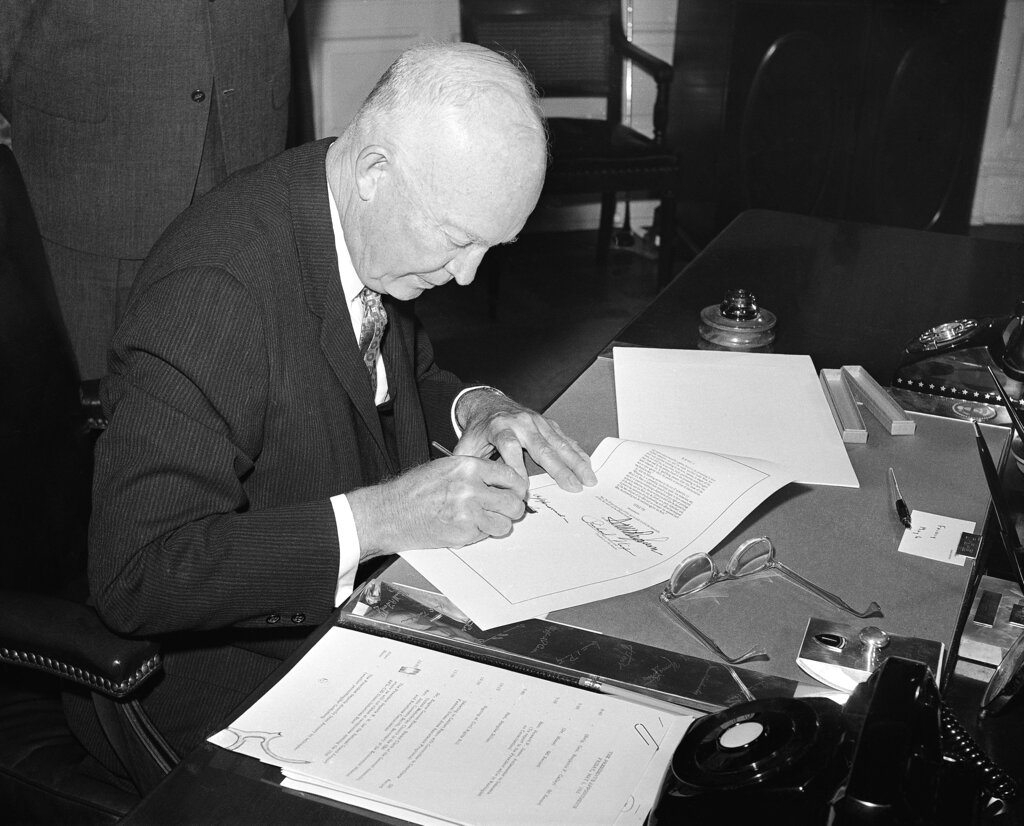 Συνεργάτες του Χέγκσεθ έσπασαν την υδρόγειο σφαίρα του Αϊζενχάουερ – «Ήταν αντίγραφο λέει το Πεντάγωνο