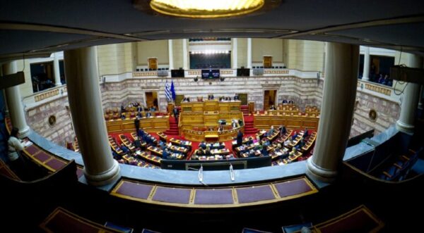 Βουλή: Υπερψηφίστηκε το νομοσχέδιο για την απαγόρευση των social media σε παιδιά κάτω των 15 ετών από το 2027