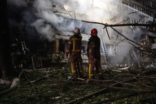 Ζελένσκι: Νεκροί και τραυματίες από ρωσική πυραυλική επίθεση σε εκπαιδευτικό ίδρυμα στο Κίεβο