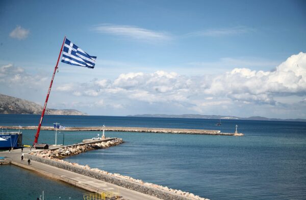 Χίος: Η μεγαλύτερη ελληνική σημαία υψώθηκε στο λιμάνι για την επέτειο της 28ης Οκτωβρίου