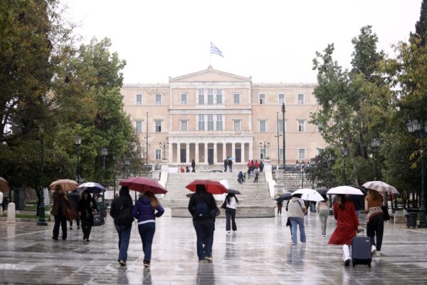 Καιρός: Με ισχυρές βροχές και καταιγίδες η 28η Οκτωβρίου – Πώς θα επηρεαστούν οι παρελάσεις – Η πρόγνωση από την Ν. Ζιακοπούλου