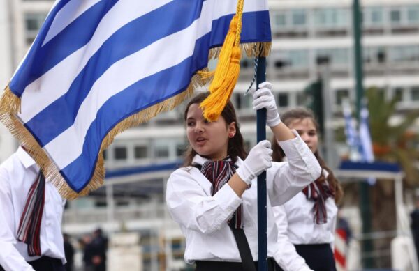 28η Οκτωβρίου: Ποιοι δρόμοι κλείνουν για τις παρελάσεις σε Αθήνα και Θεσσαλονίκη – Πώς θα κινηθούν τα ΜΜΜ