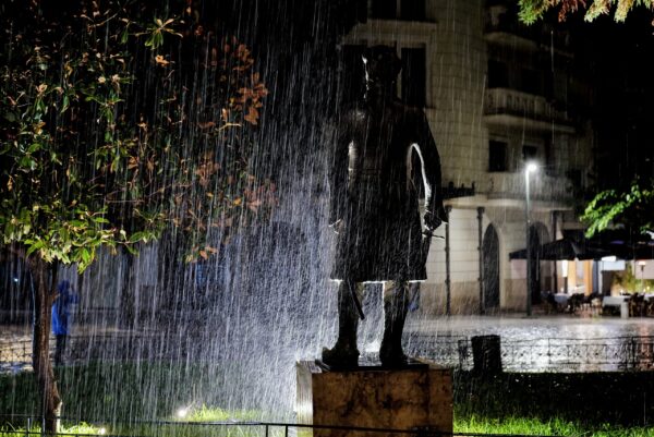 Επιμένει η κακοκαιρία με βροχές και καταιγίδες: Ποιες περιοχές παραμένουν σε red code – Πρόγνωση από τον Γ. Εμμανουήλ