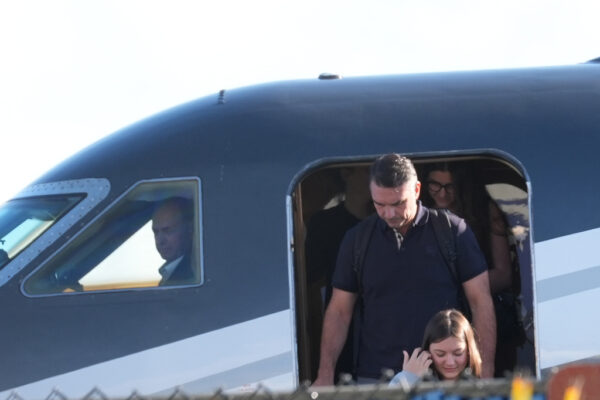 Aυτοανακηρύχθηκε πρόεδρος της Βραζιλίας ο δραπέτης από τη χώρα και ηττηθείς στις εκλογές Μπολσονάρου