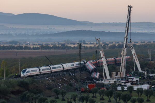 Σύγκρουση τρένων στην Ισπανία: Συνεχίζονται οι έρευνες στα συντρίμμια για επιζώντες, «ίσως υπάρχουν κι άλλα θύματα» – Aπεργούν οι μηχανοδηγοί