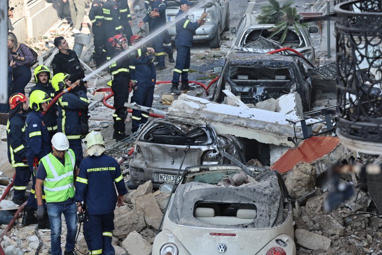 Σύλληψη τριών ατόμων για την φονική έκρηξη στην Πλάκα – Φέρονται να επιχείρησαν να κλέψουν χαλκοσωλήνες φυσικού αερίου