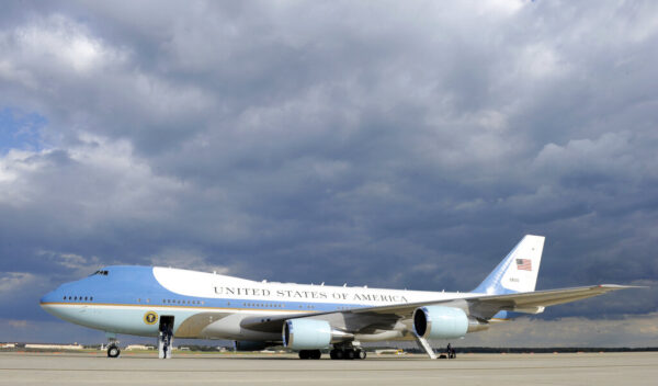 Υπερπτήση του Air Force One πάνω από τον Λευκό Οίκο λόγω πάρτι για το Χάλογουιν – Δεκάδες καθυστερήσεις πτήσεων