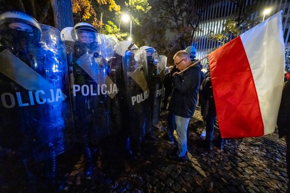 Πολωνία: Ο πρόεδρος Ναβρότσκι έσπευσε στο Συνταγματικό Δικαστήριο που βρίσκεται σε αστυνομικό κλοιό