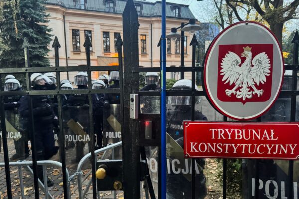 Πολωνία: Κλιμακώνεται η θεσμική κρίση – Έκτακτες διαβουλεύσεις υπό τον πρόεδρο μετά την επέμβαση της αστυνομίας